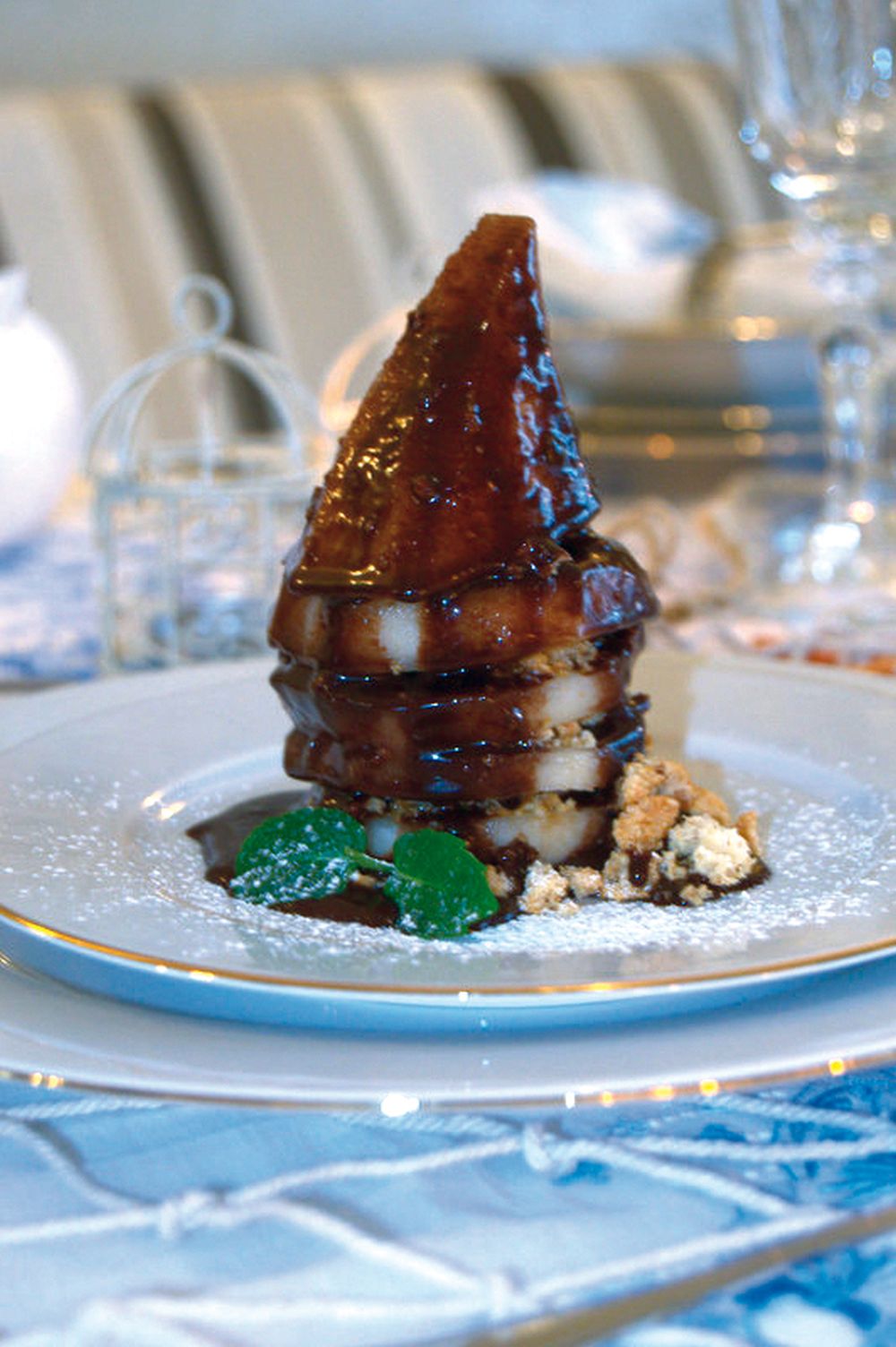 Pera ricomposta con amaretti e cioccolato