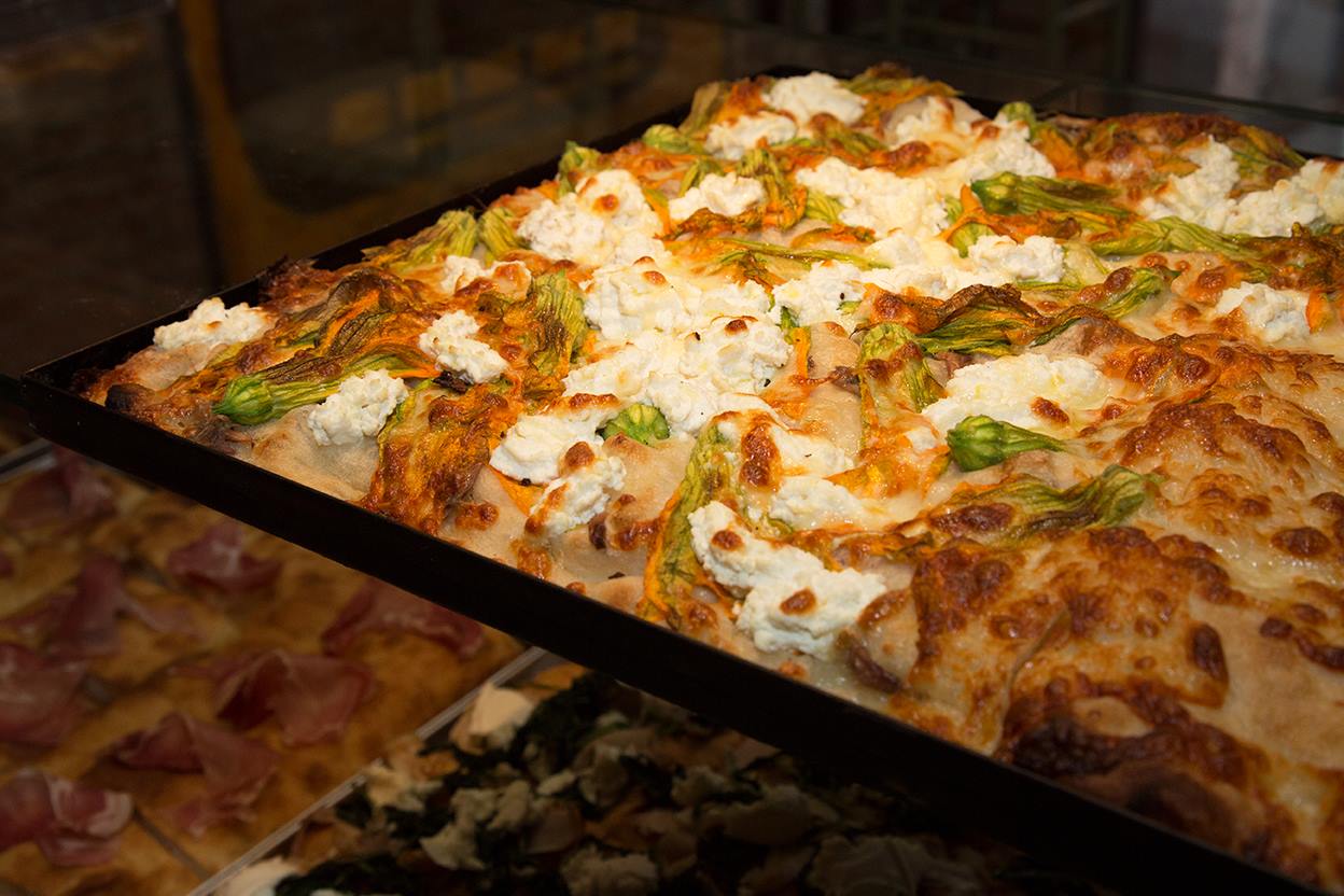 Pizza romana in teglia: 12 indirizzi per mangiarla fuori dalla Capitale |  Agrodolce
