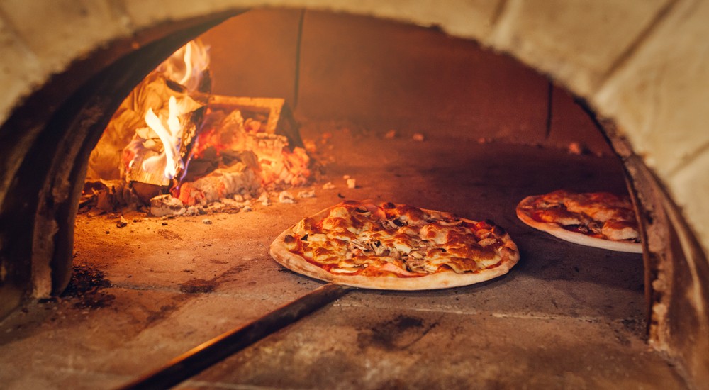 Come cuocere la pizza: tipologie e differenze | Agrodolce