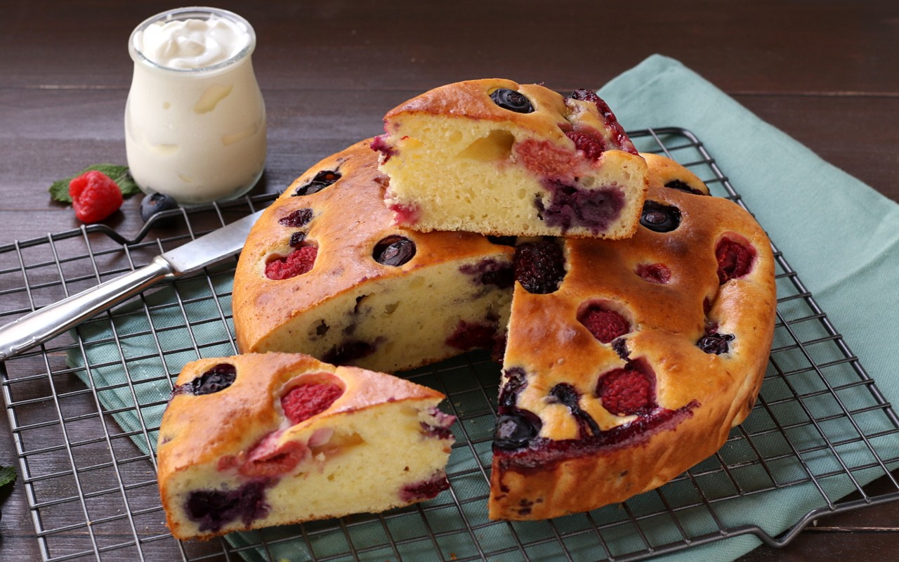 Torta yogurt greco e frutti di bosco