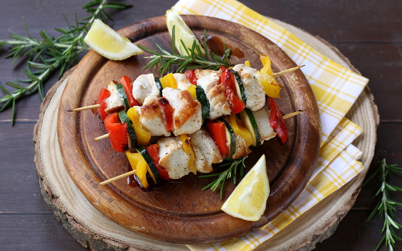 Ricetta Spiedini di pollo e verdure in padella: facilissimi | Agrodolce