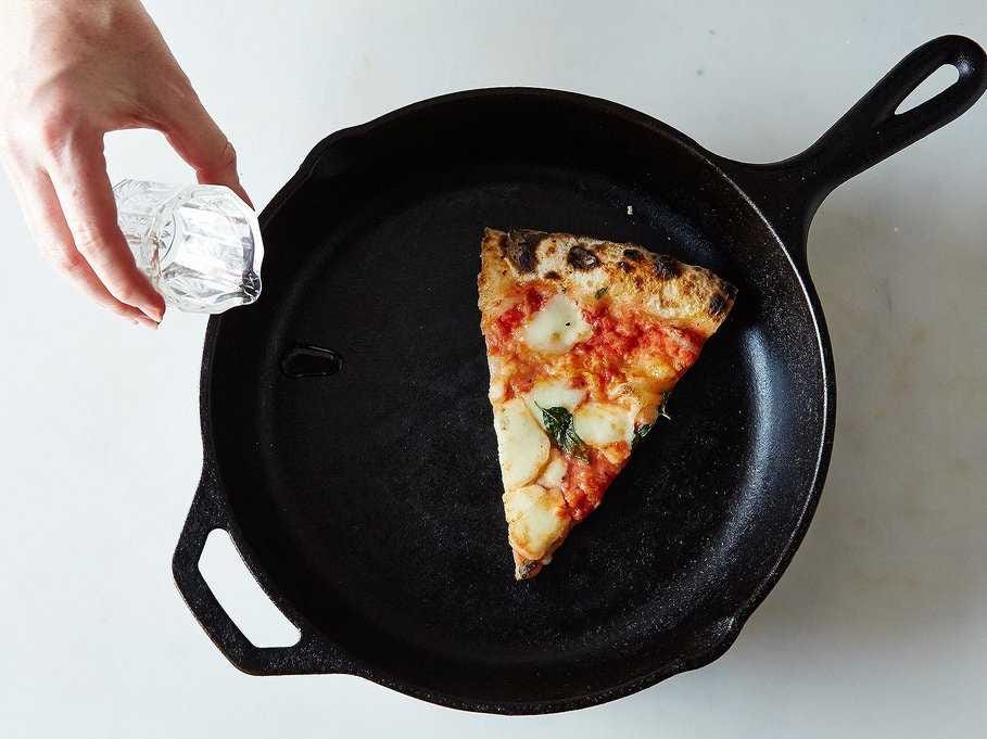 6 modi infallibili per riscaldare (bene) la pizza | Agrodolce