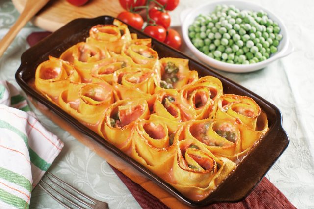 Rotolini di pasta con piselli e mortadella