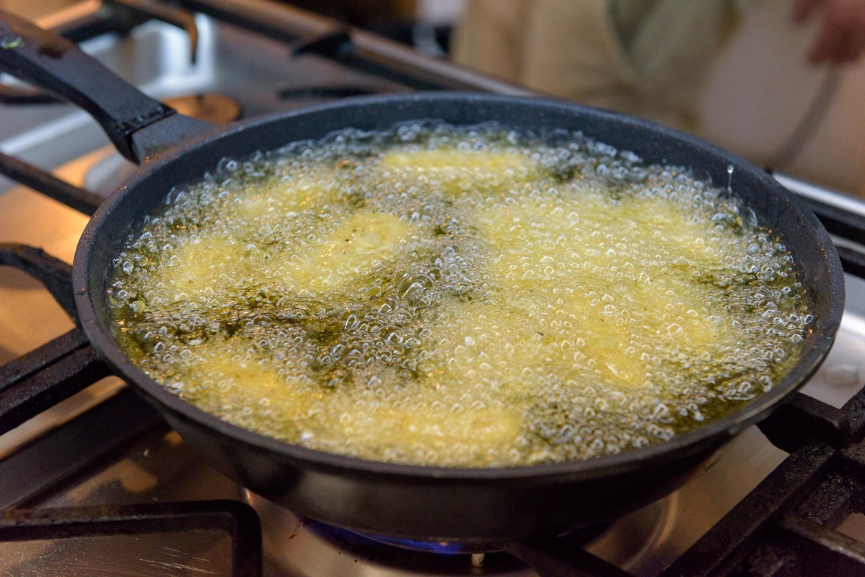 7 Trucchi Per Non Sporcare La Cucina Quando Si Frigge e Non Solo 