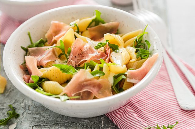 Pasta con stracchino, crudo e rucola