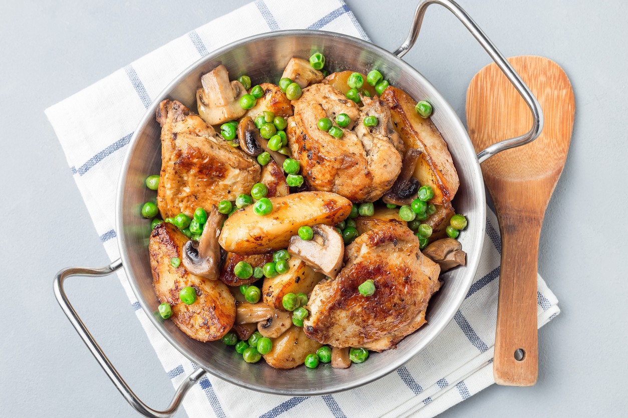 Pollo funghi, patate e piselli