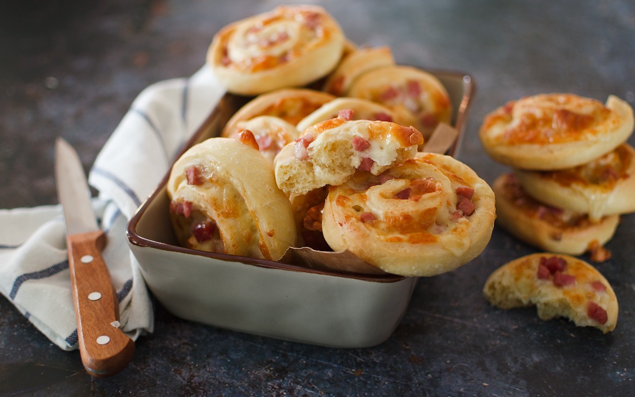 Girelle di pan brioche salate salumi e formaggi Ricetta Agrodolce