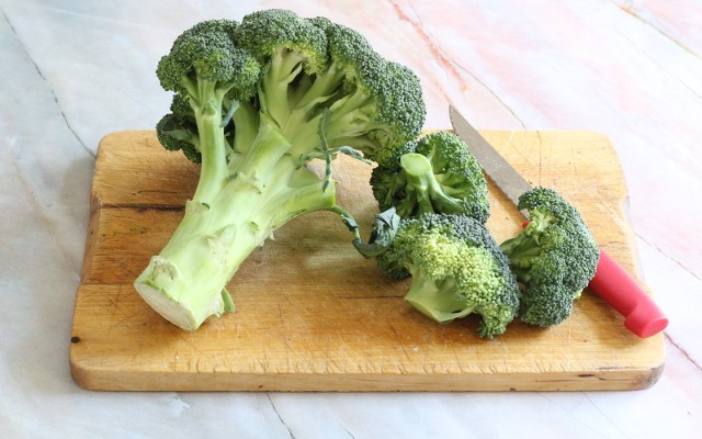 broccoli sul tagliere con coltello
