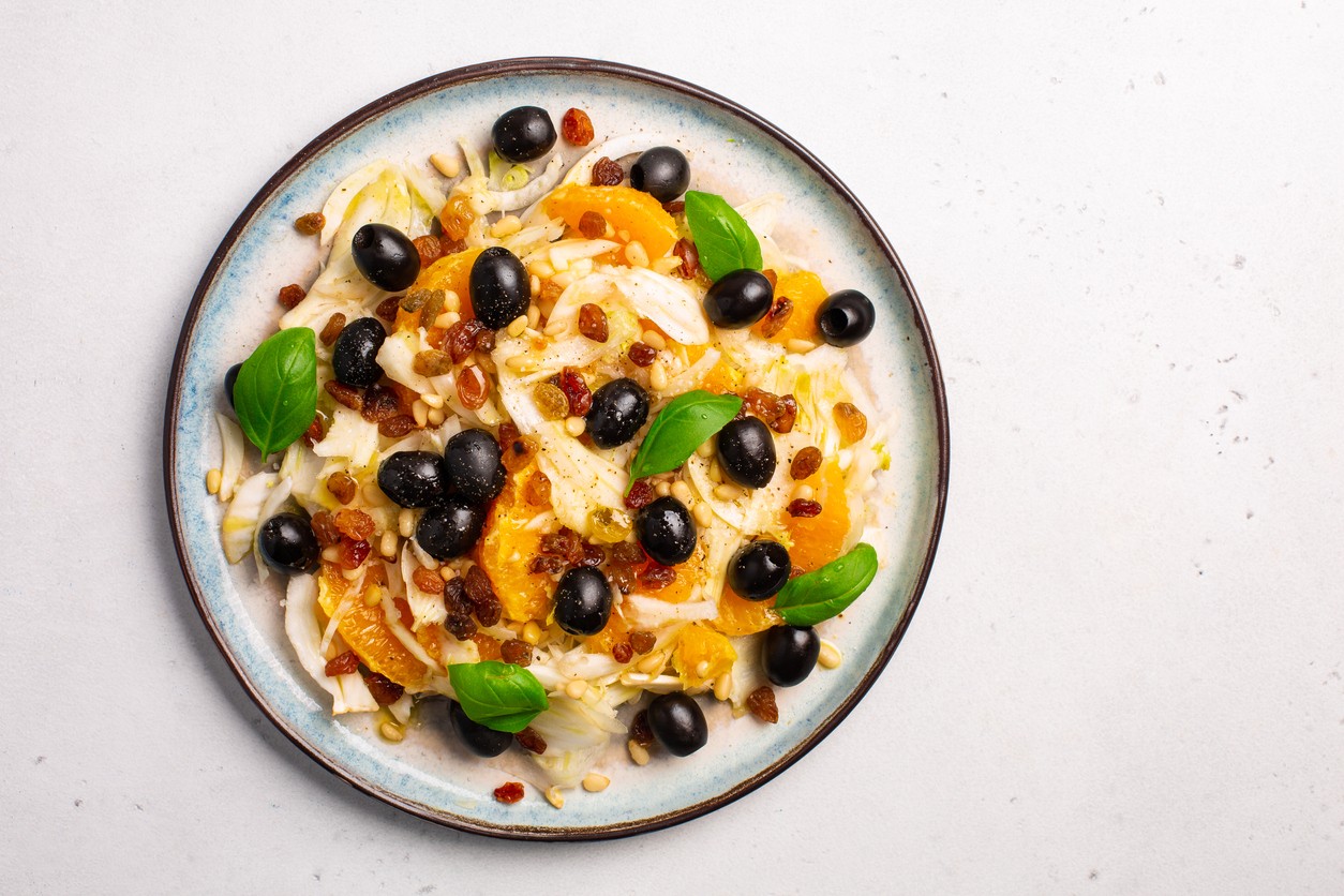 Insalata con arancia e uva passa