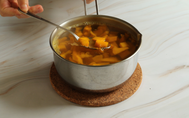 Zucca sbollentata per preparare muffin alle verdure