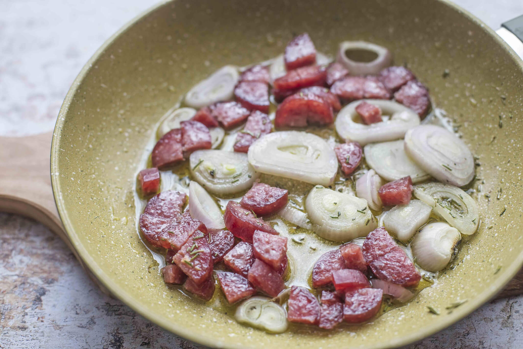 Scalogno, rosmarino, olio e salame per zuppa