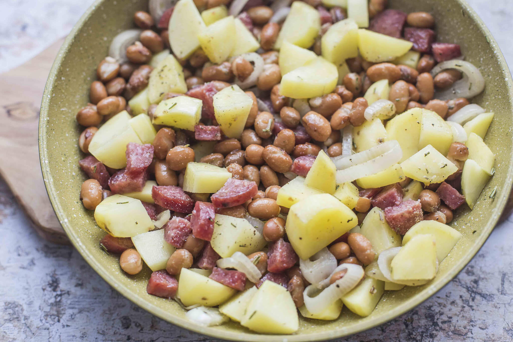 Patate e fagioli uniti al soffritto per zuppa