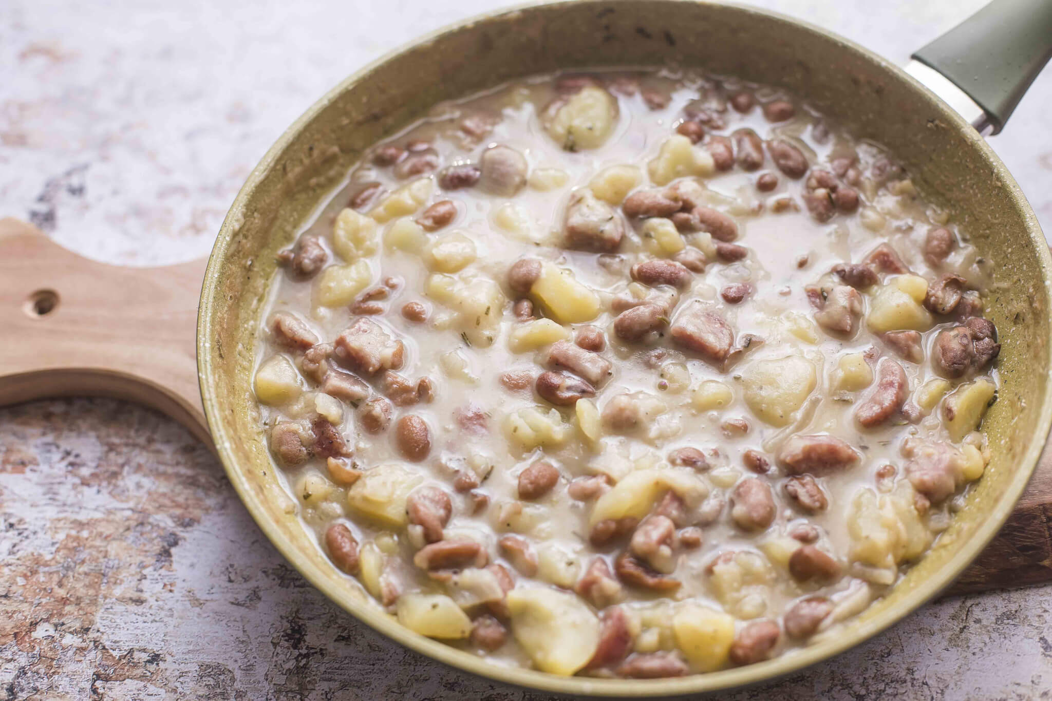 Zuppa di fagioli patate e salame a cottura terminata