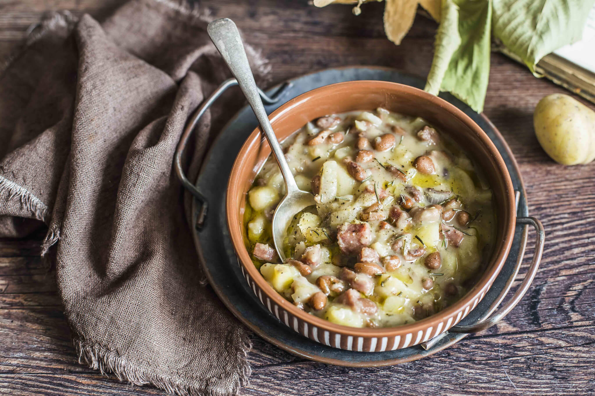 Zuppa di fagioli, patate e salame pronta da servire