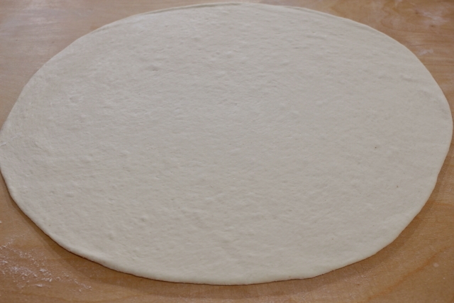 Impasto steso sottile per focaccia arrotolata