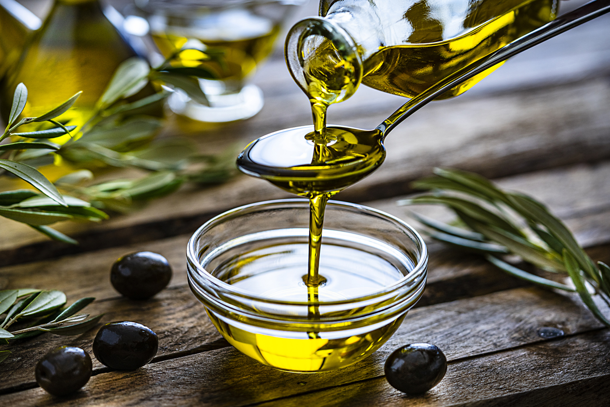 Olio extravergine d'oliva versato in ciotola