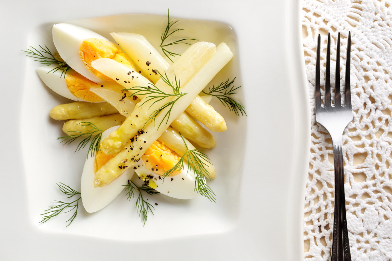 Asparagi bianchi e uova