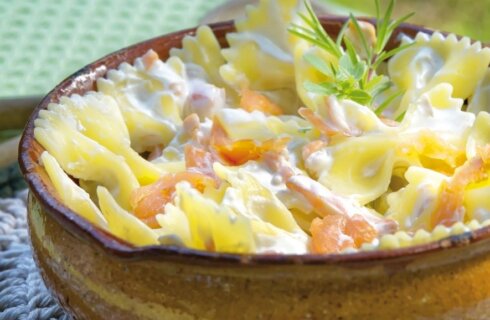 Insalata di pasta fredda al salmone e yogurt