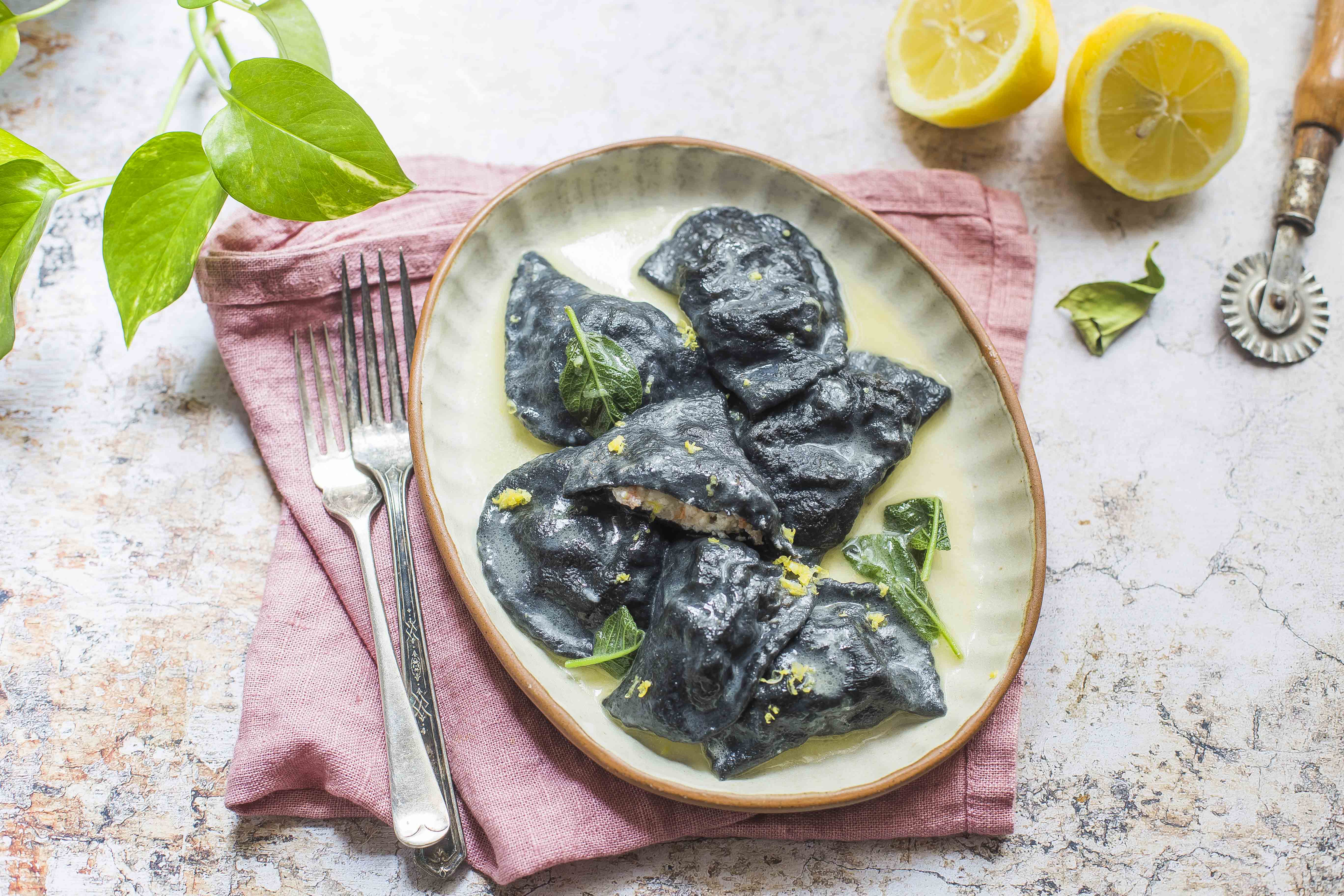 ravioli al nero di seppia