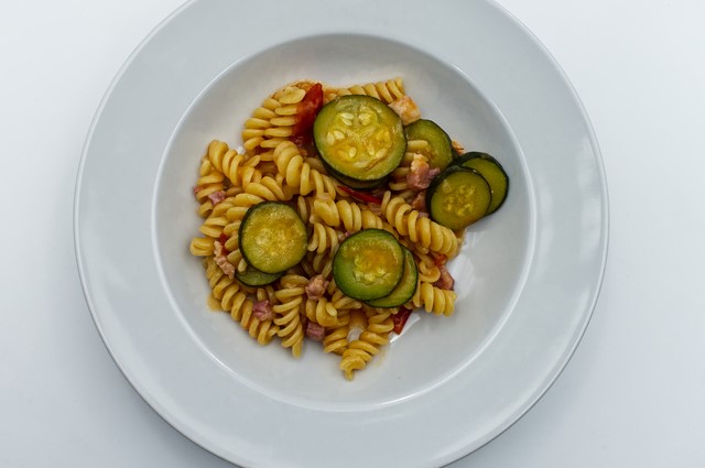 Pasta con zucchine e speck