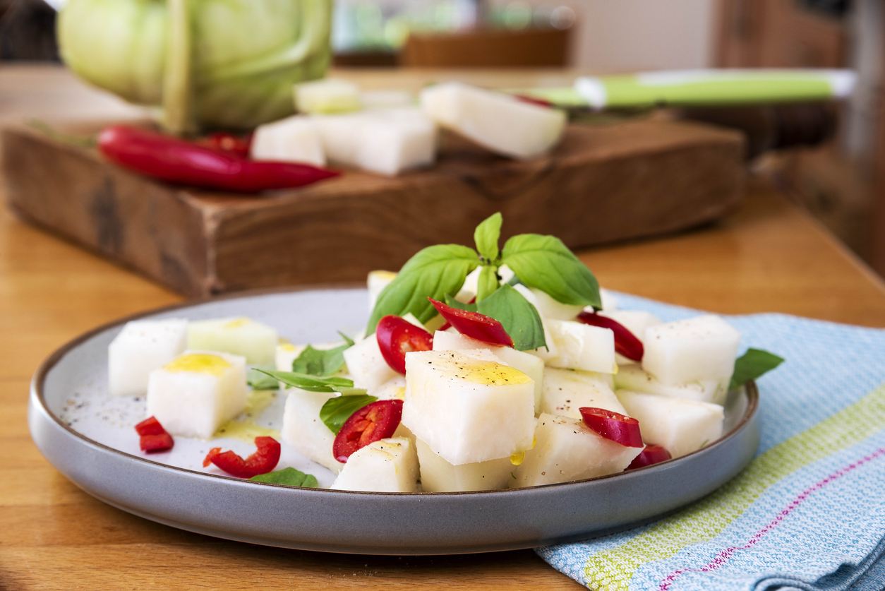 Insalata vegana e salutare con rapa bianca